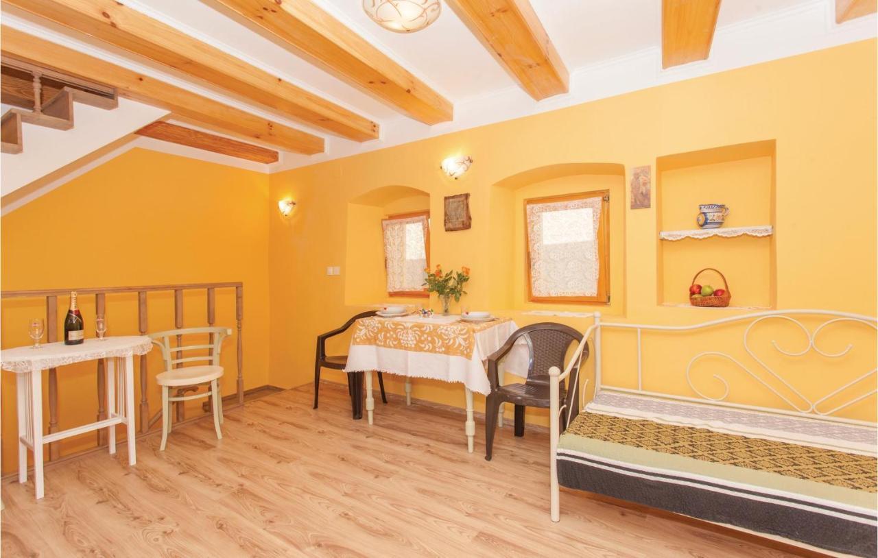 1 Bedroom Beautiful Apartment In Omišalj Eksteriør bilde
