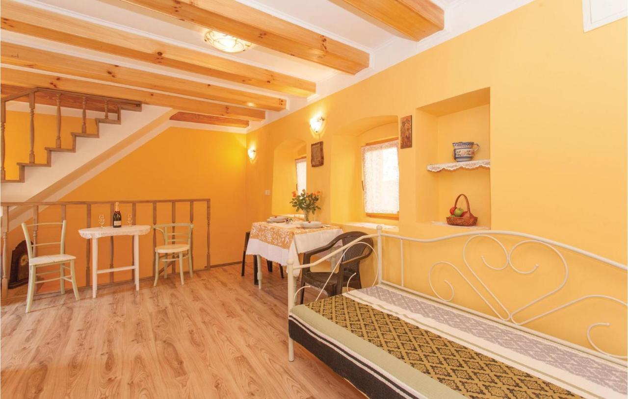 1 Bedroom Beautiful Apartment In Omišalj Eksteriør bilde