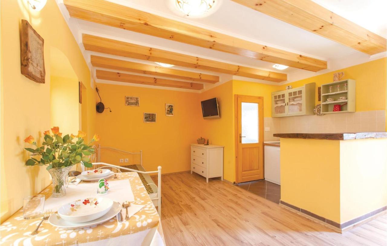 1 Bedroom Beautiful Apartment In Omišalj Eksteriør bilde